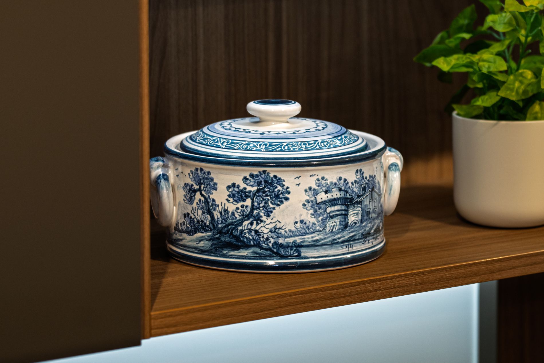 Biscottiera artigianale in ceramica di Castelli con coperchio e manici dipinta a mano con decoro paesaggio blu De Fabritiis Teramo Abruzzo