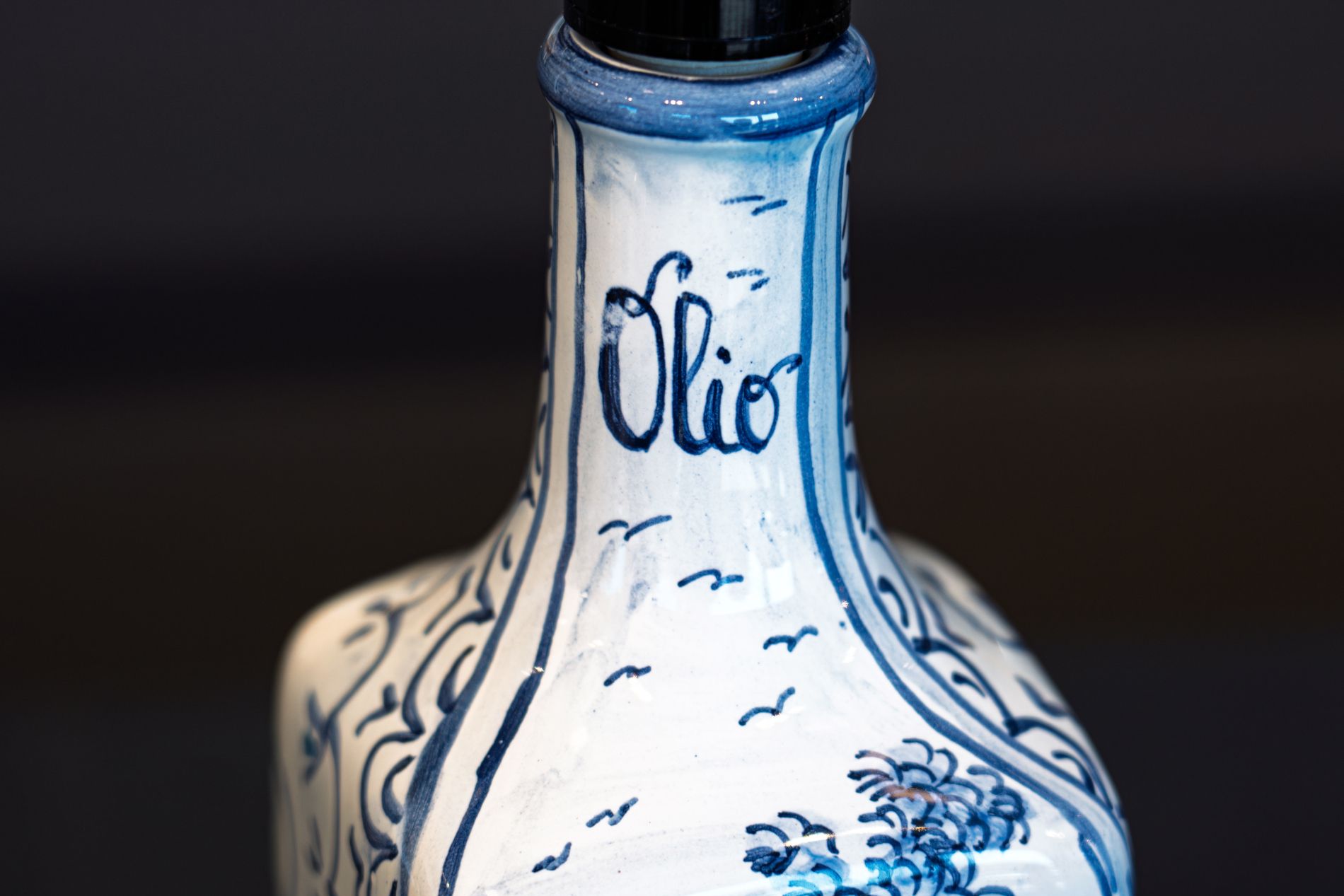 Bottiglia d’olio artigianale con decoro paesaggio blu dipinta a mano realizzata in ceramica di Castelli De Fabritiis Teramo Abruzzo 