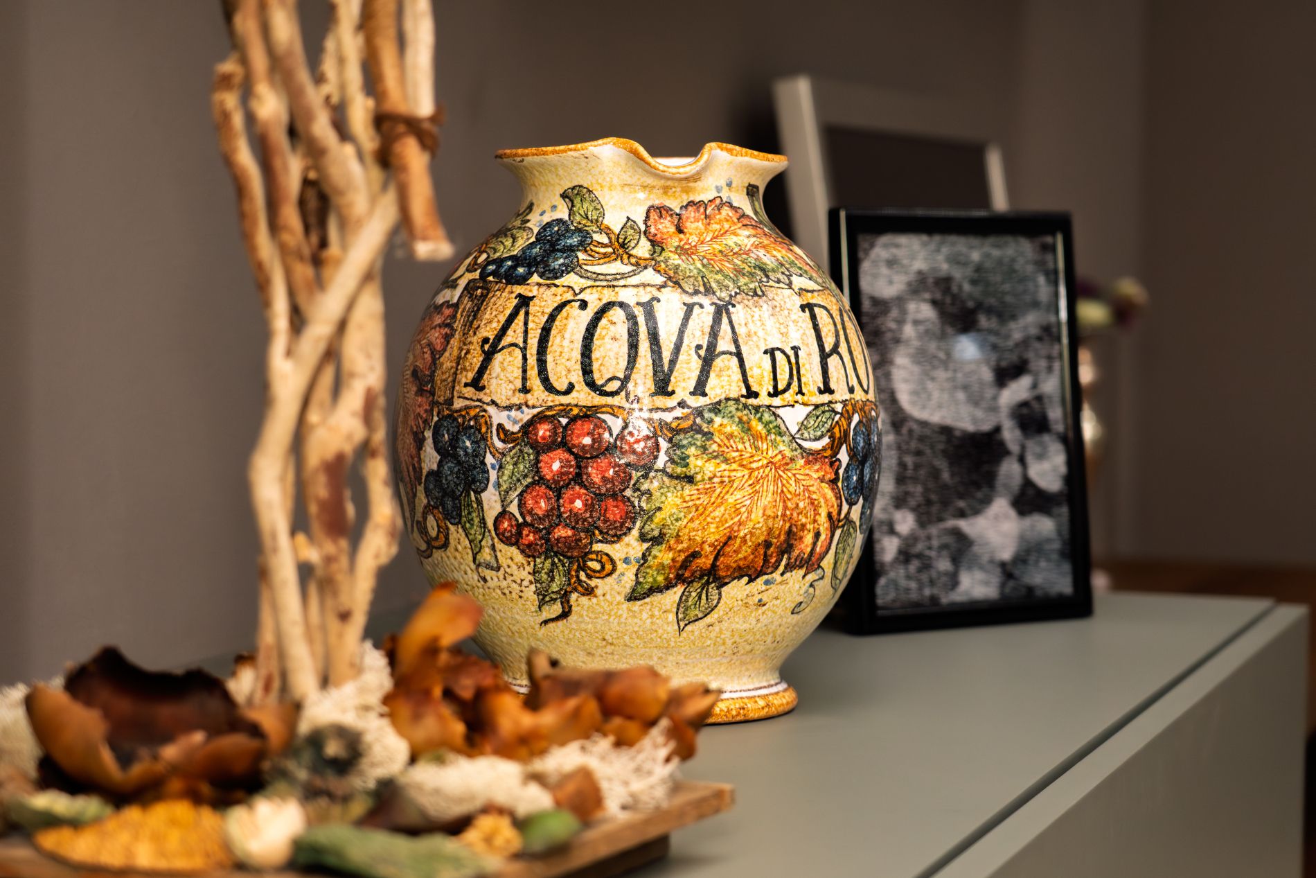 Otre brocca in ceramica artistica di Castelli dipinta a mano e decorata con motivo tosca antica raffigurante frutta De Fabritiis Teramo Abruzzo