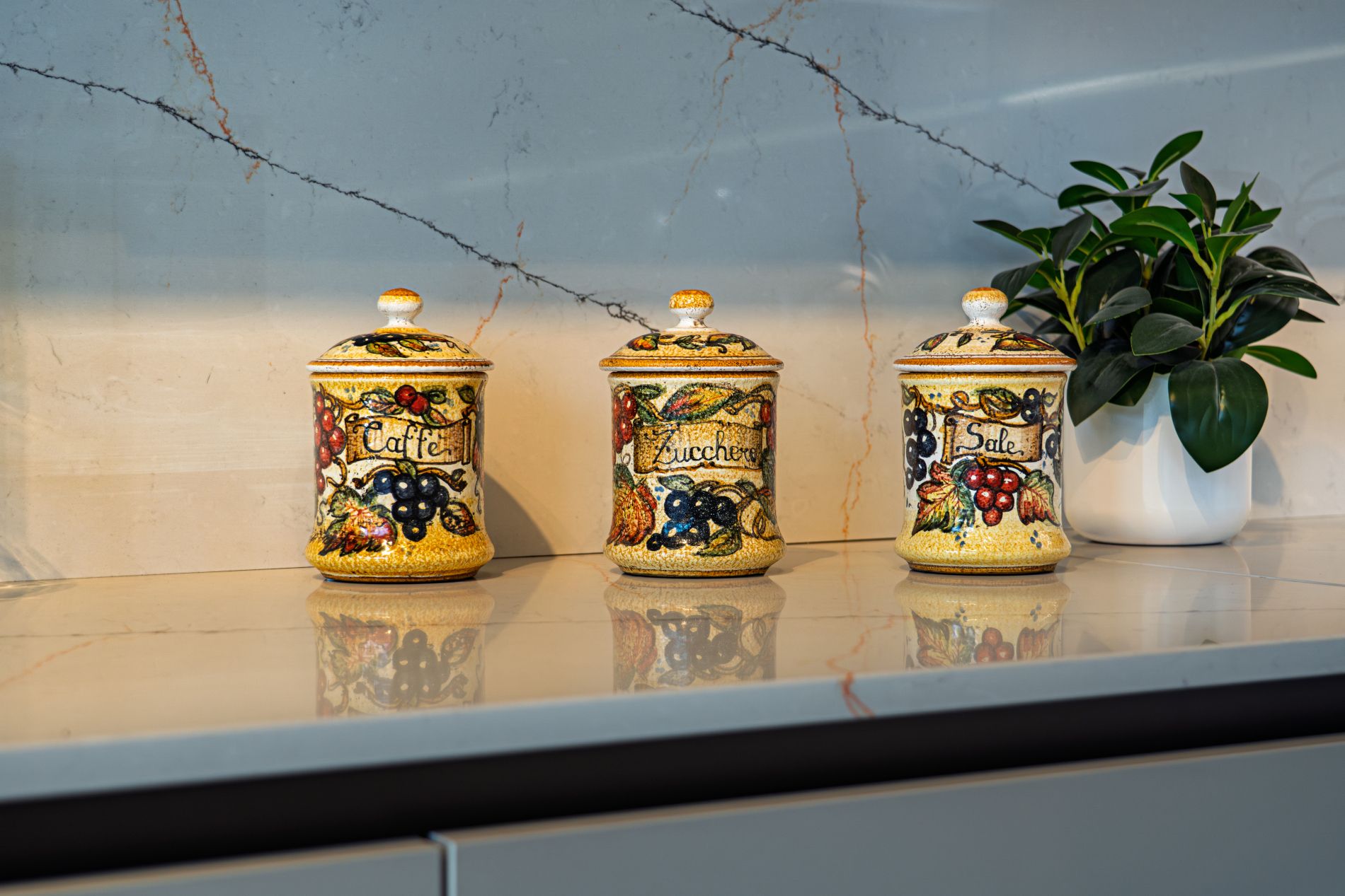 Tris di barattoli caffe zucchero sale in ceramica artistica di Castelli dipinti a mano e decorati con motivo tosca antica raffigurante frutta De Fabritiis Teramo Abruzzo