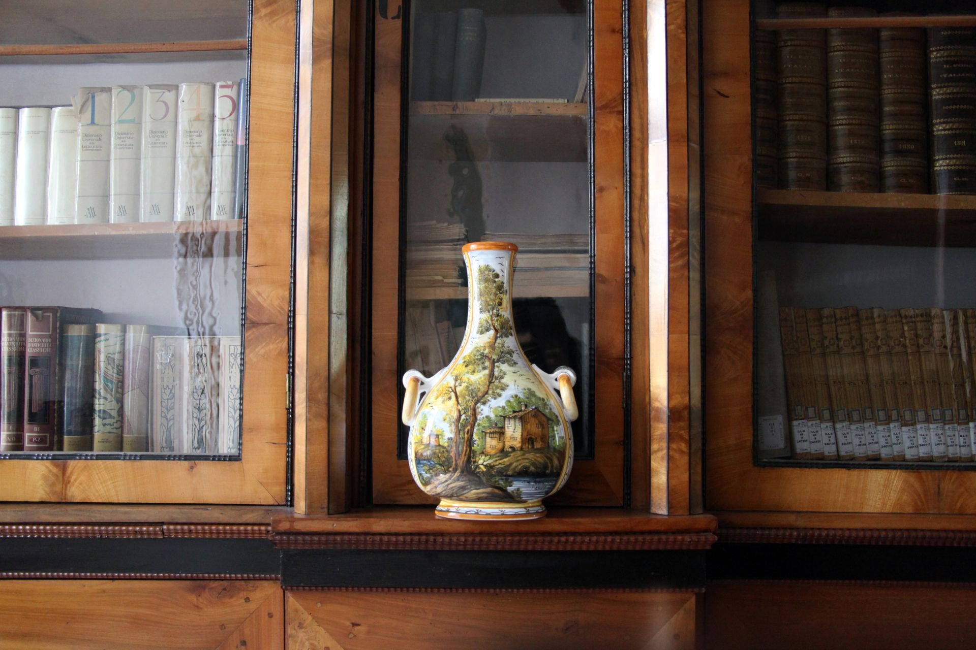 vaso porta fiori della collezione paesaggio maiolica ceramica di Castelli di Teramo in Abruzzo