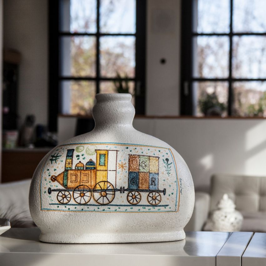 vaso porta fiori collezione Terzo Cielo su ceramica di Castelli posizionata sul tavolo del salotto della cucina