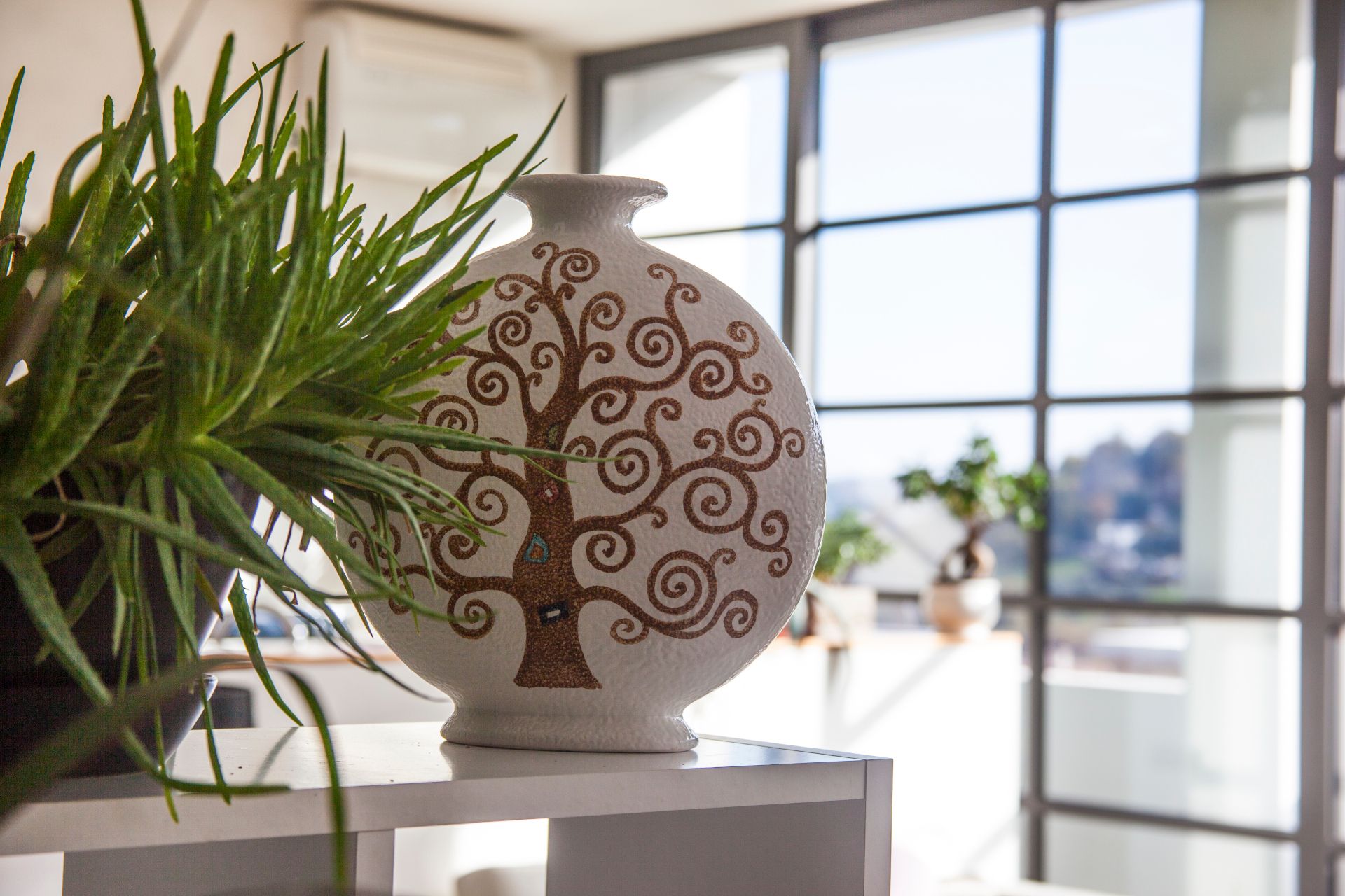 vaso porta fiori decorato a mano di ceramica sul davanzale della collezione Alberi della Vita di Castelli di Teramo in Abruzzo