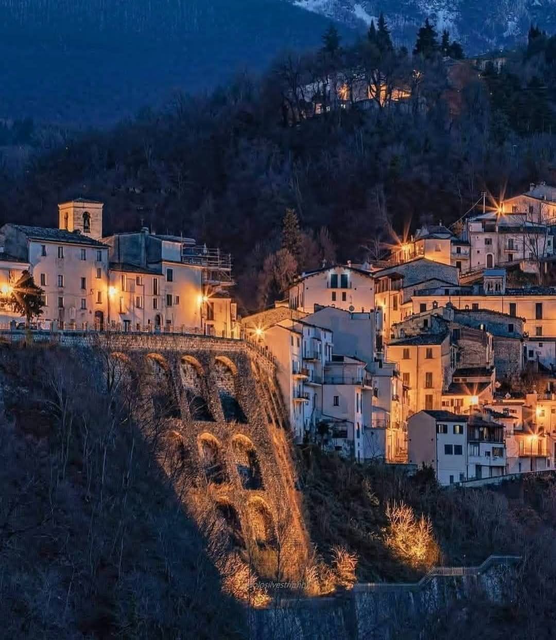 borgo di Castelli di Teramo di notte