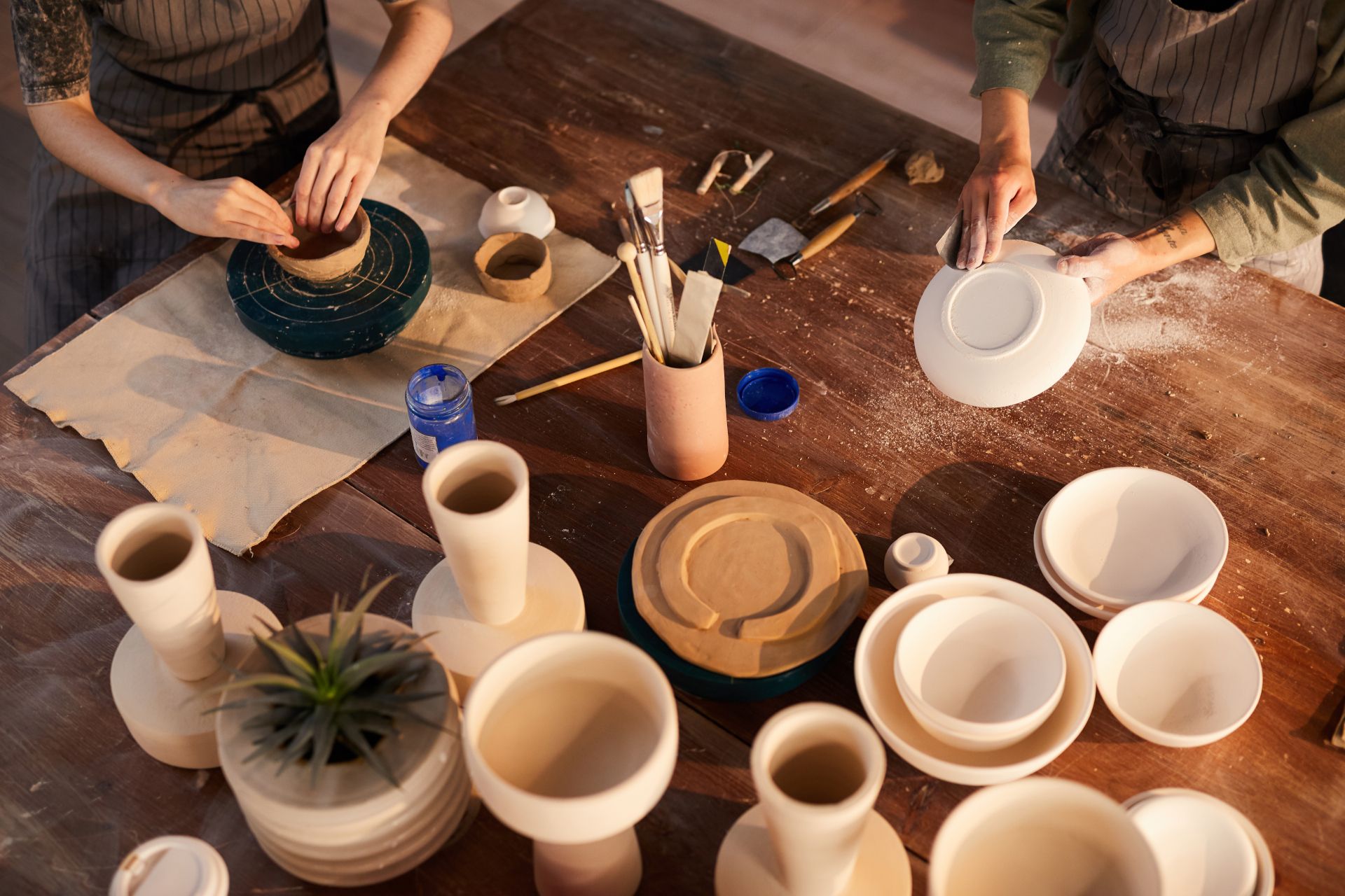 artigiani che lavorano maioliche vasi piatti della collezione Arte Sacra ceramica di De Fabritiis a Castelli di Teramo in Abruzzo