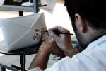 pittore dipinge porta lettere decorato a mano di ceramica della collezione Alberi della Vita di Castelli di Teramo in Abruzzo