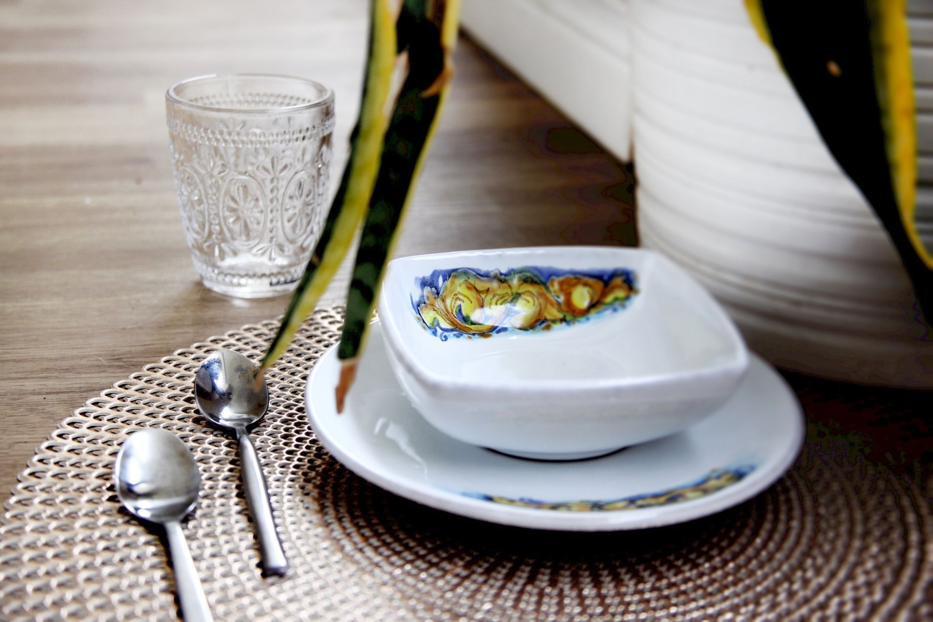 piatto fondo e piano di ceramica decorati a mano sul tavolo del ristorante di Castelli De Fabritiis Teramo Abruzzo