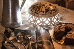 lampada di ceramica decorata a mano sul tavolo ristorante con ciambellone e posate collezione terzo cielo ceramica di Castelli De Fabritiis Teramo Abruzzo