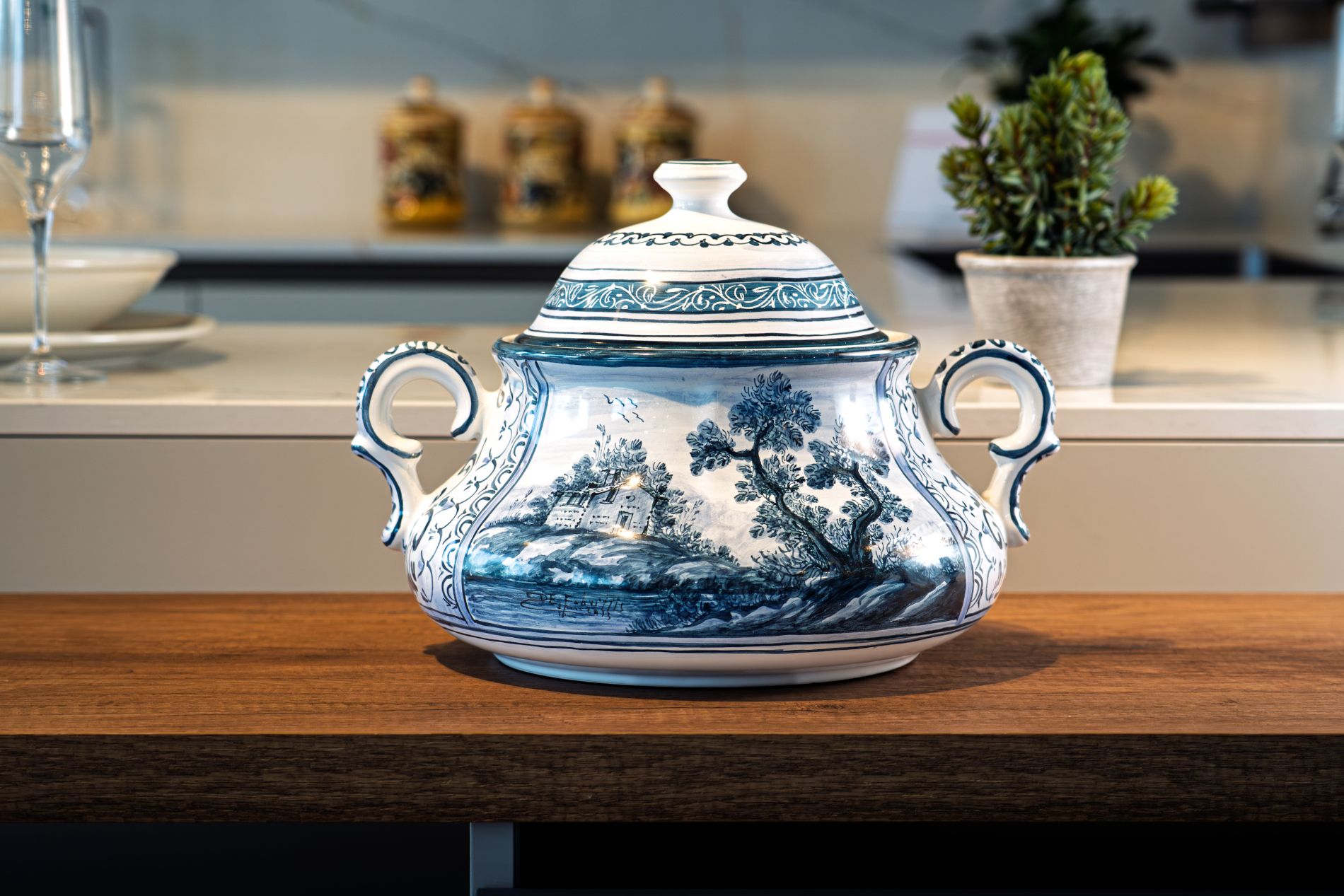 Centro tavola artigianale in ceramica di Castelli con coperchio e manici dipinta a mano con decoro paesaggio blu De Fabritiis Teramo Abruzzo