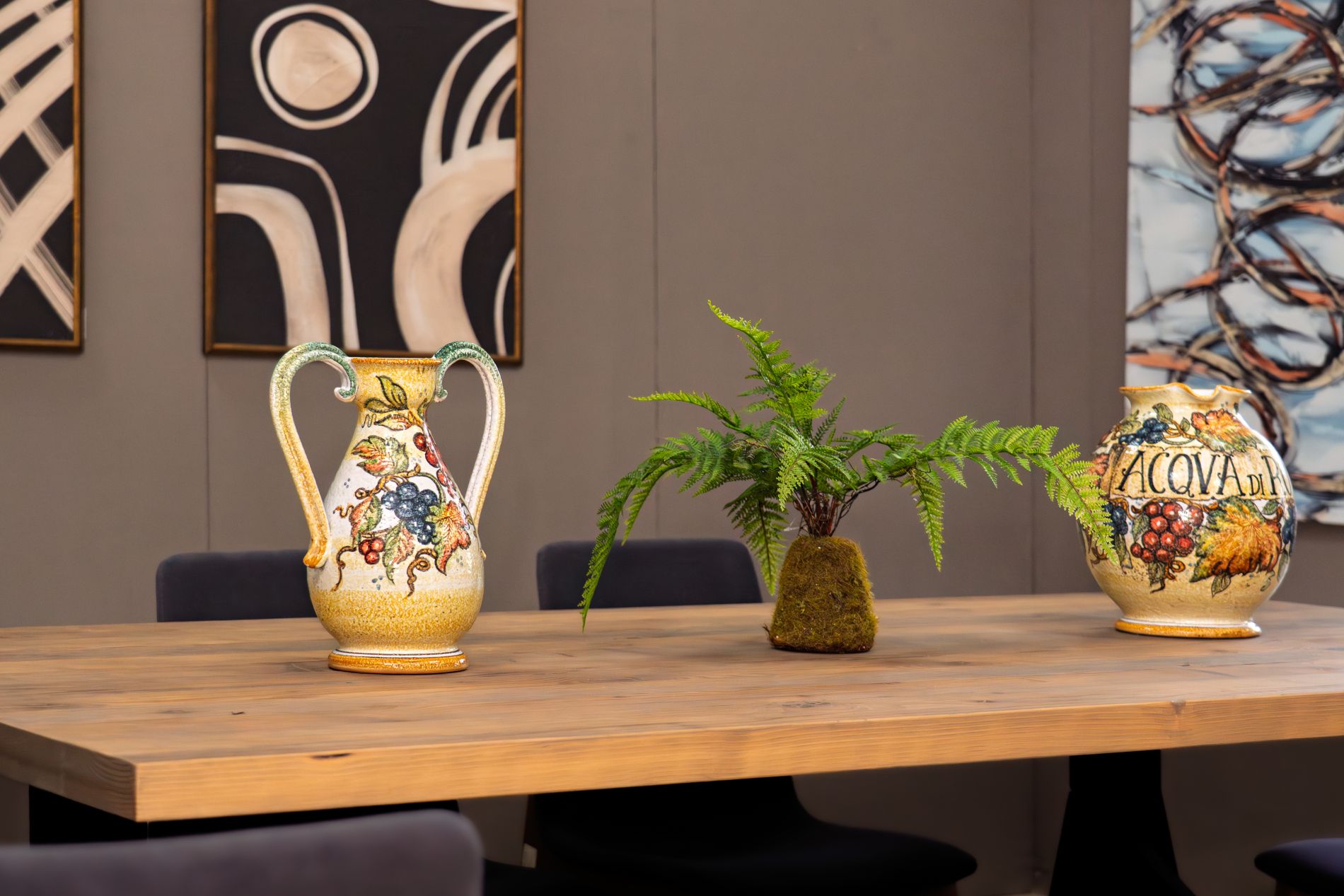 Fiasca biansata e otre in ceramica artistica di Castelli dipinti a mano e decorati con motivo tosca antica raffigurante frutta De Fabritiis Teramo Abruzzo