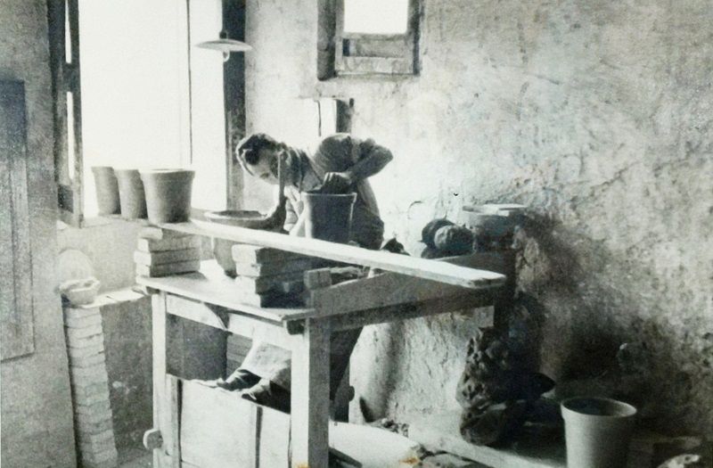 nonno De Fabritiis che sta lavorando i vasi in terracotta nel suo laboratorio antico