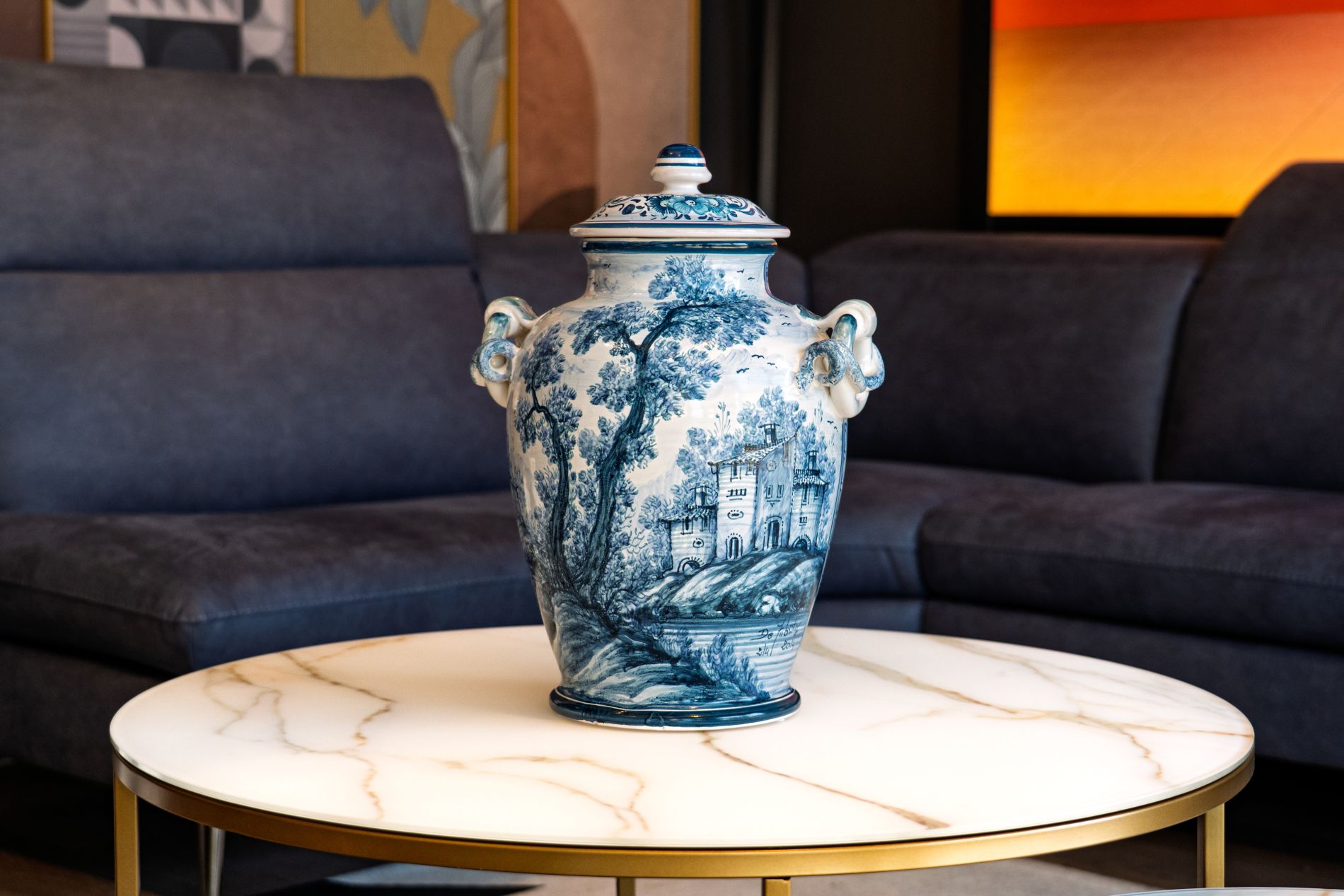 Potiche artigianale realizzata in ceramica di Castelli e dipinta a mano con paesaggio blu De Fabritiis Teramo Abruzzo