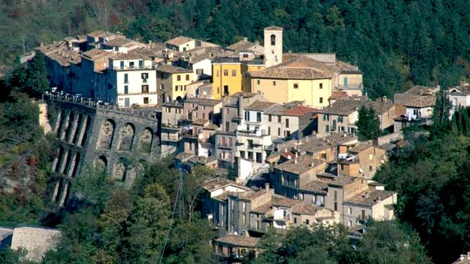 vista dall'alto borgo di Castelli a Teramo in Abruzzo Italy