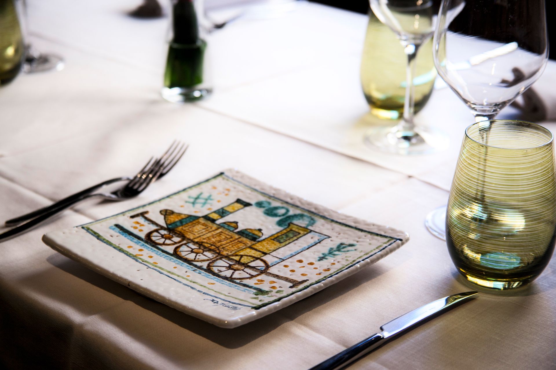 piatto di ceramica decorato a mano sul tavolo ristorante collezione terzo cielo ceramica di Castelli De Fabritiis Teramo Abruzzo