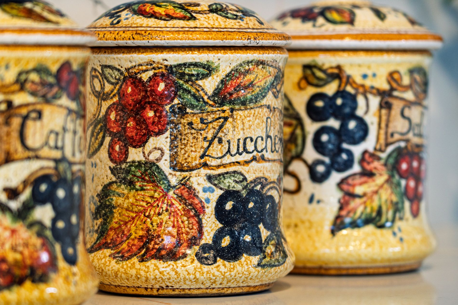 Barattolo zucchero in ceramica artistica di Castelli dipinto a mano e decorato con motivo tosca antica raffigurante frutta De Fabritiis Teramo Abruzzo
