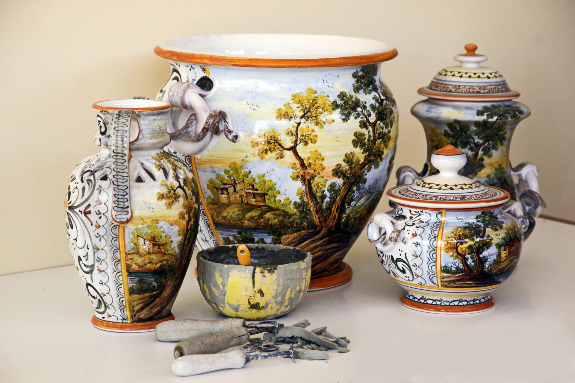 set ceramiche decorate a mano maioliche arte sacra De Fabritiis a Castelli di Teramo in Abruzzo