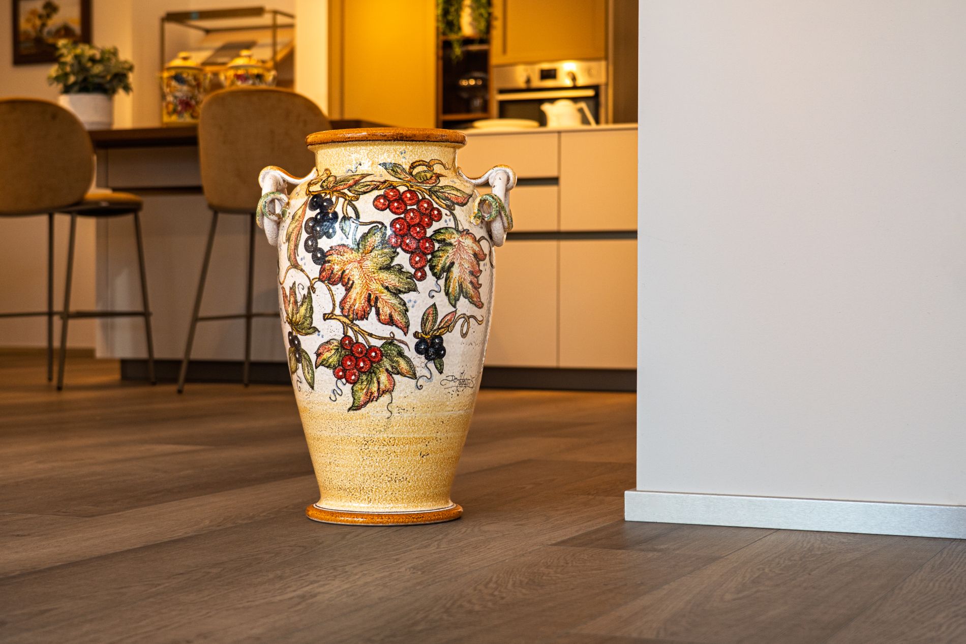 Portaombrelli in ceramica artistica di Castelli dipinto a mano e decorato con motivo tosca antica raffigurante frutta De Fabritiis Teramo Abruzzo