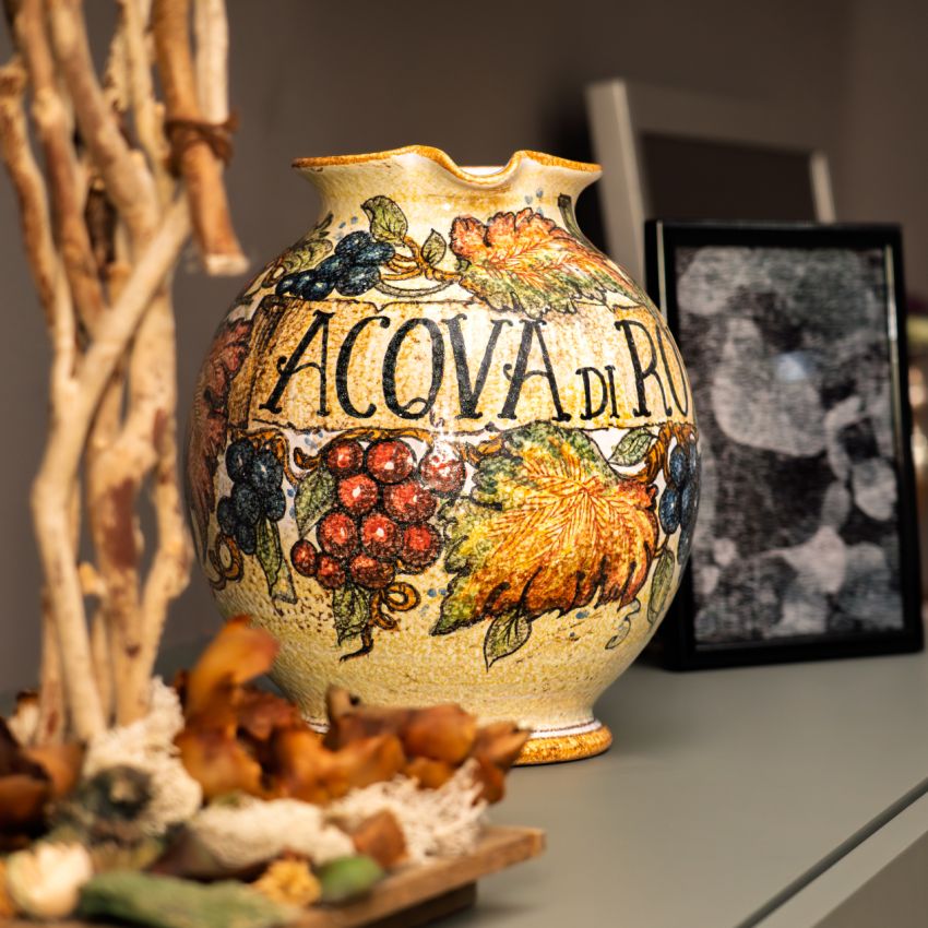 Otre brocca in ceramica artistica di Castelli dipinta a mano e decorata con motivo tosca antica raffigurante frutta De Fabritiis Teramo Abruzzo