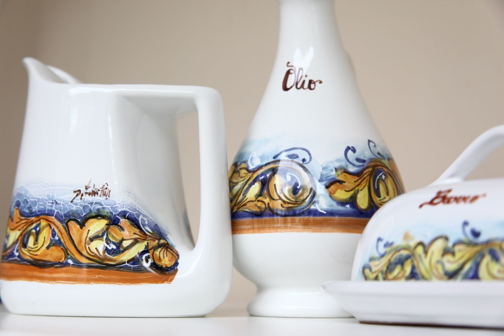 kit caraffa brocca di ceramica decorati a mano sul tavolo del ristorante di Castelli De Fabritiis Teramo Abruzzo