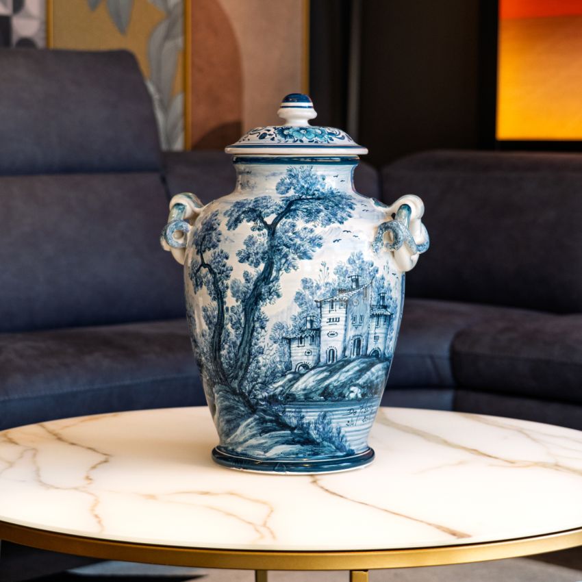 Potiche artigianale realizzata in ceramica di Castelli e dipinta a mano con paesaggio blu De Fabritiis Teramo Abruzzo