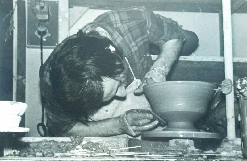 De Fabritiis anni 80 mentre modella una vaso di Castelli